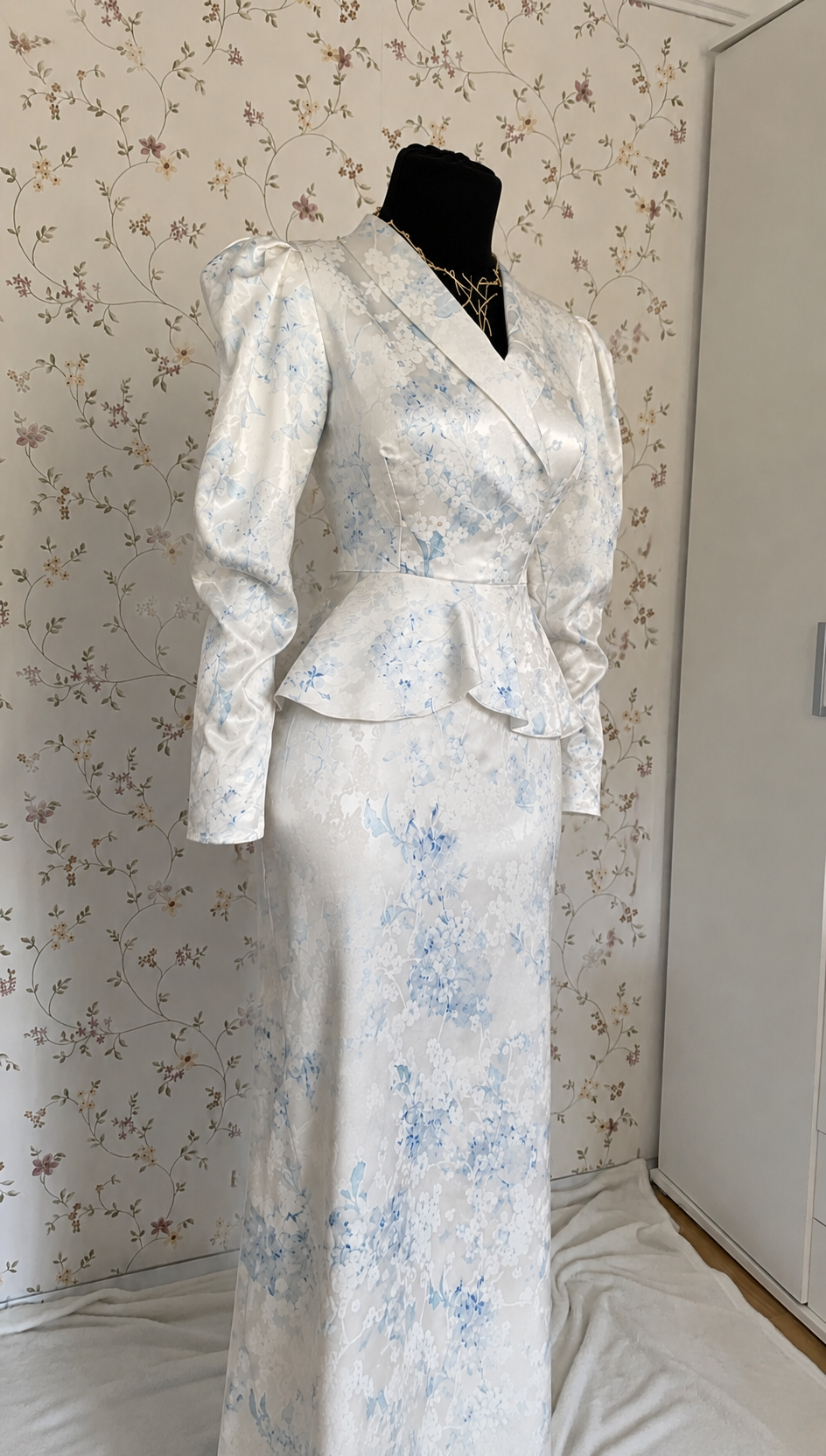 zweiteiliges Set in Weiß mit hellblauem Blumenmuster