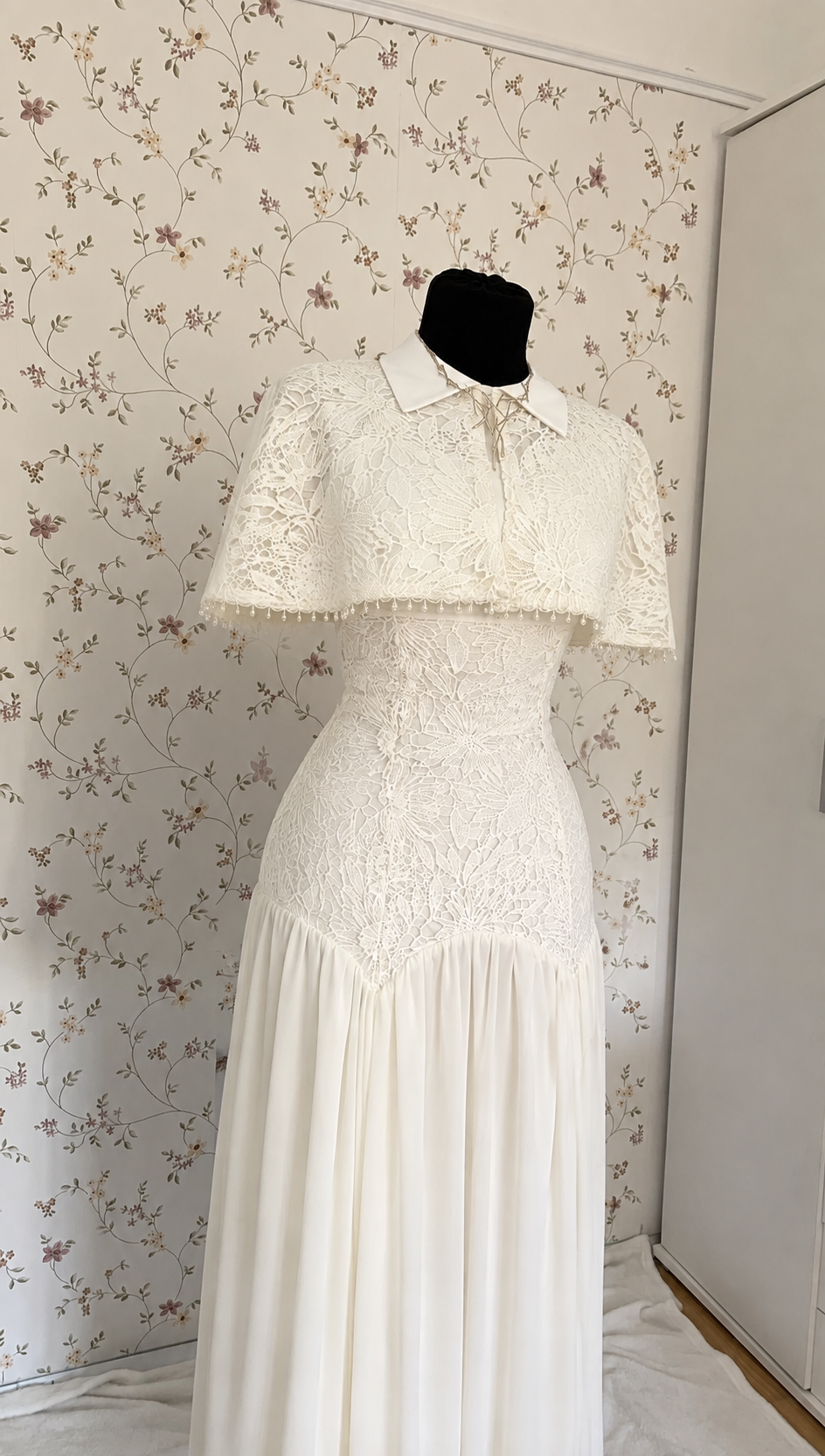 weißes Maxi-Kleid mit Spitze und Cape-Detail