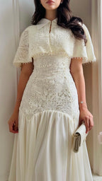 weißes Maxi-Kleid mit Spitze und Cape-Detail