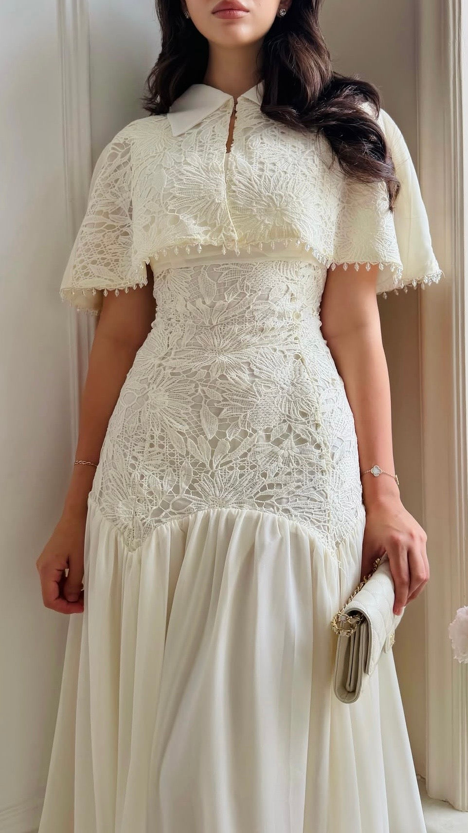 weißes Maxi-Kleid mit Spitze und Cape-Detail