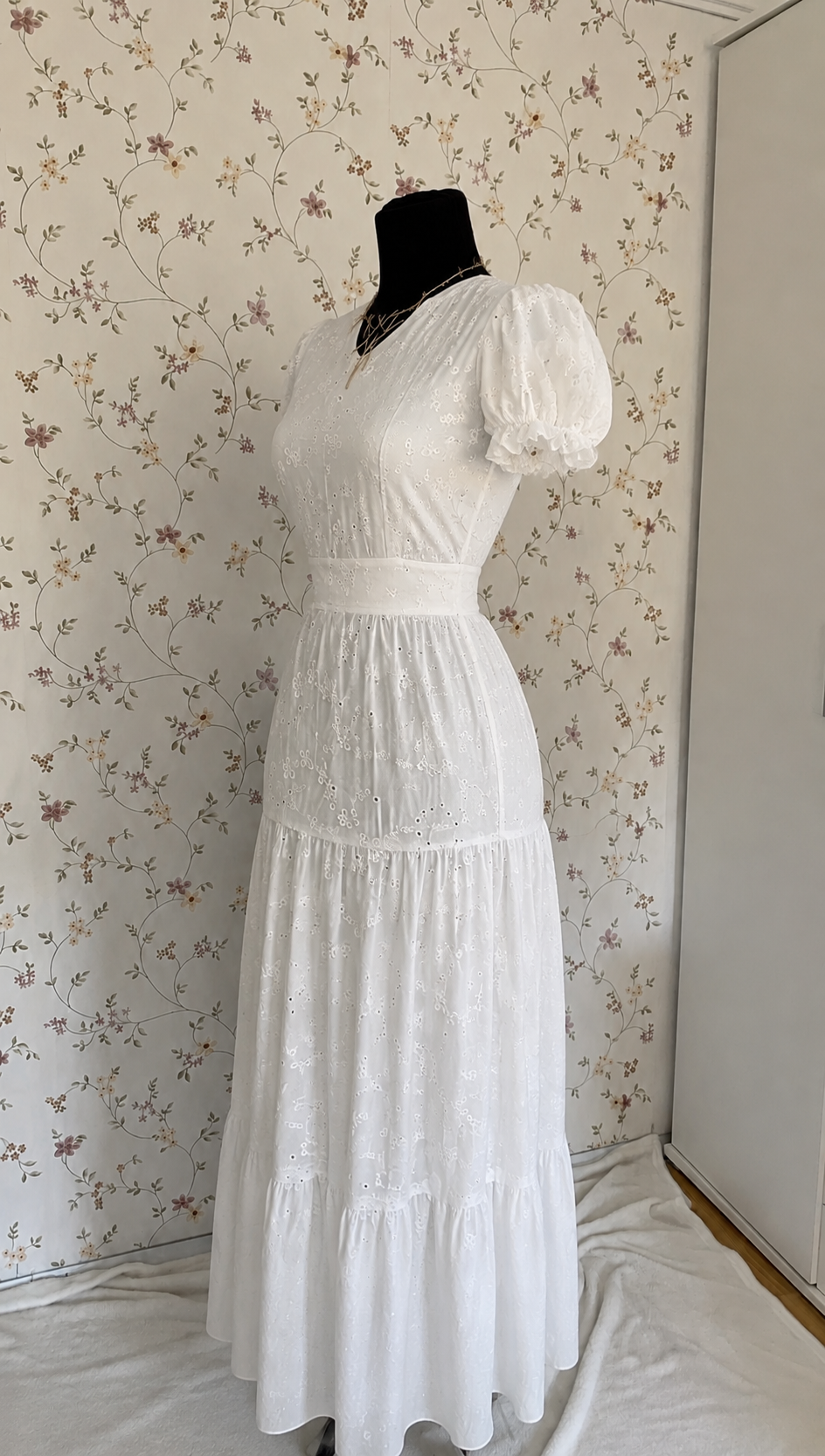 Weißes Maxi-Kleid mit Lochstickerei und Stufenrock