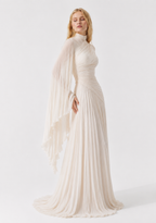 Abendkleid mit drapiertem Oberteil und fließenden Ärmel