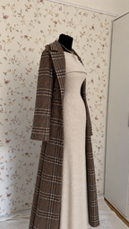 Beiges Strick-Maxikleid mit kariertem Mantel – 2-teiliges Set