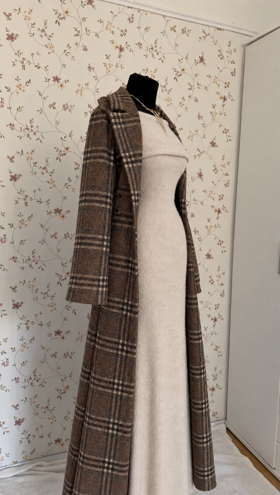 Beiges Strick-Maxikleid mit kariertem Mantel – 2-teiliges Set