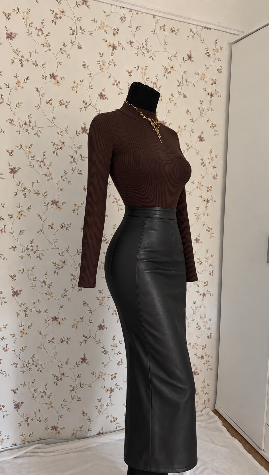 3-teiliges Outfit mit schwarzem Mantel & Lederrock