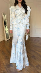 zweiteiliges Set in Weiß mit hellblauem Blumenmuster