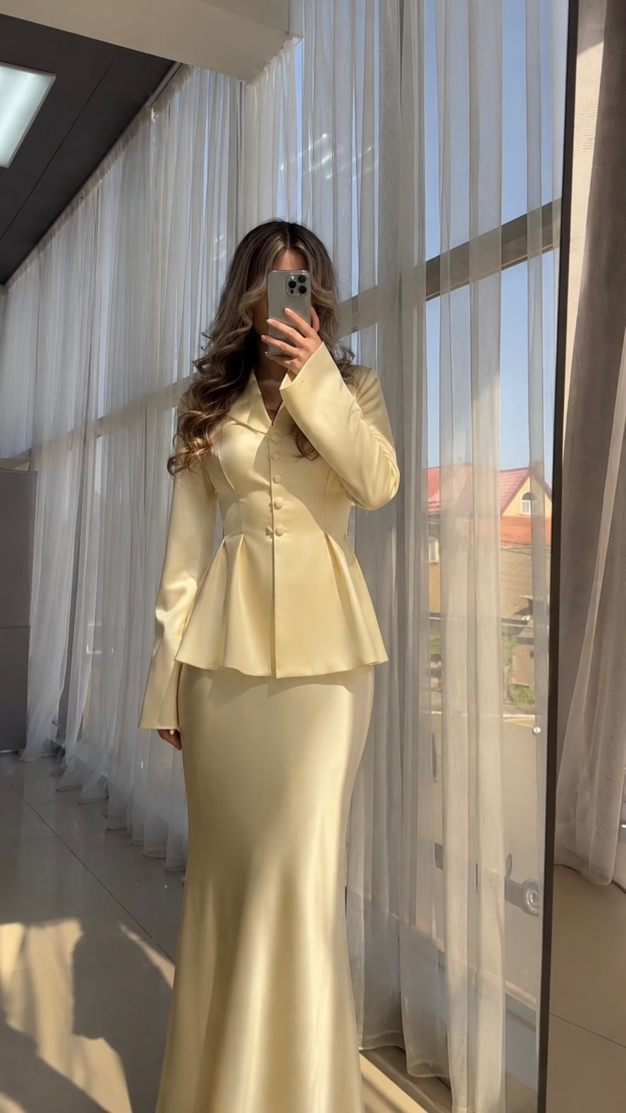Elegantes Satin-Set Pastellgelb