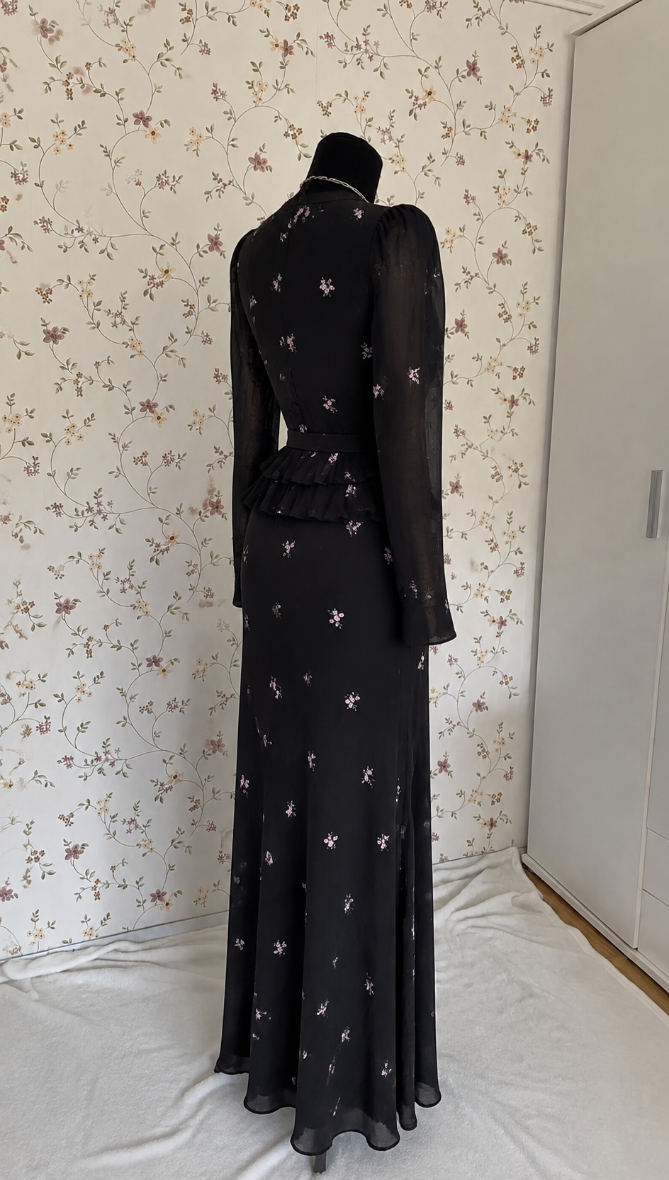Schwarzes zweiteiliges Maxi-Set mit rosa Blumenmuster