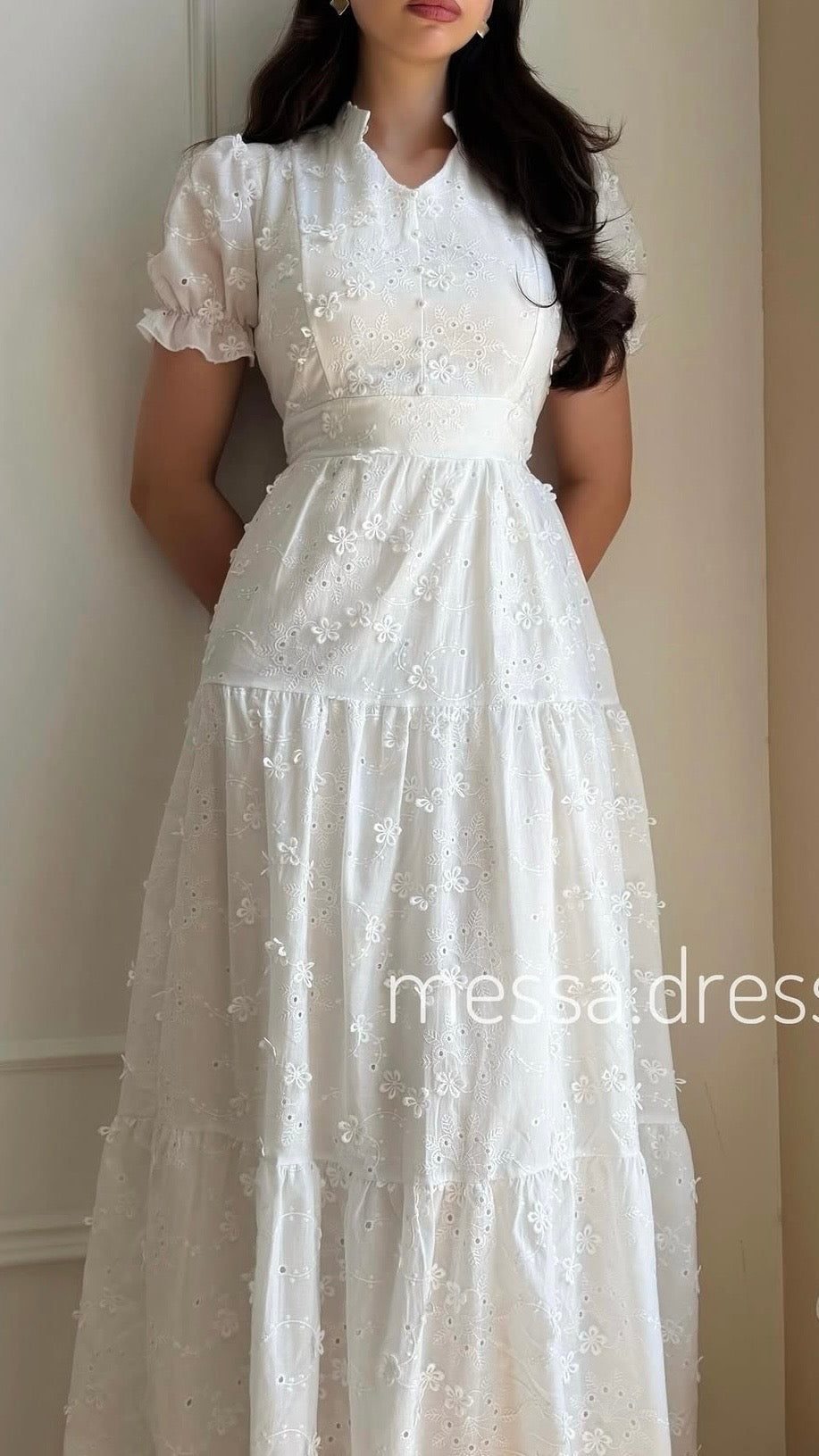 Weißes Maxi-Kleid mit Lochstickerei und Stufenrock