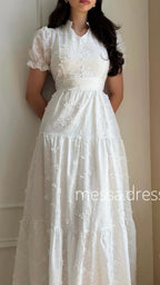 Weißes Maxi-Kleid mit Lochstickerei und Stufenrock