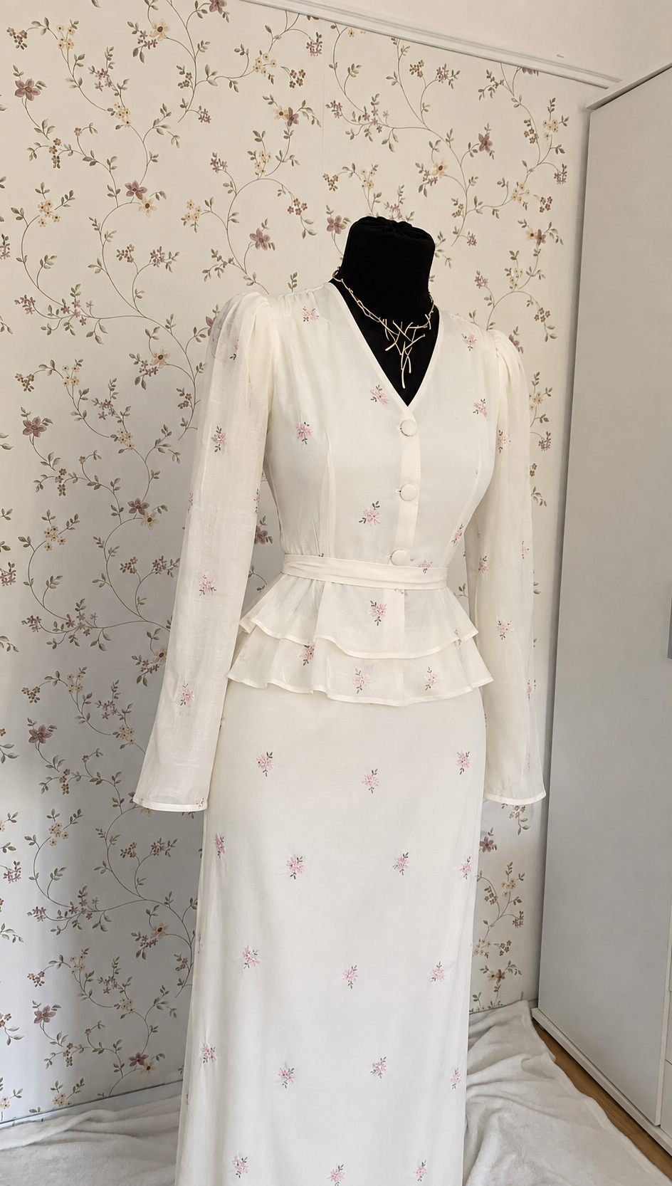 Cremefarbenes zweiteiliges Maxi-Set mit rosa Blumenmuster