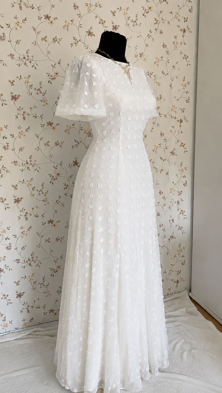 Weißes Maxi-Kleid mit Strukturmuster und ausgestellten Ärmeln