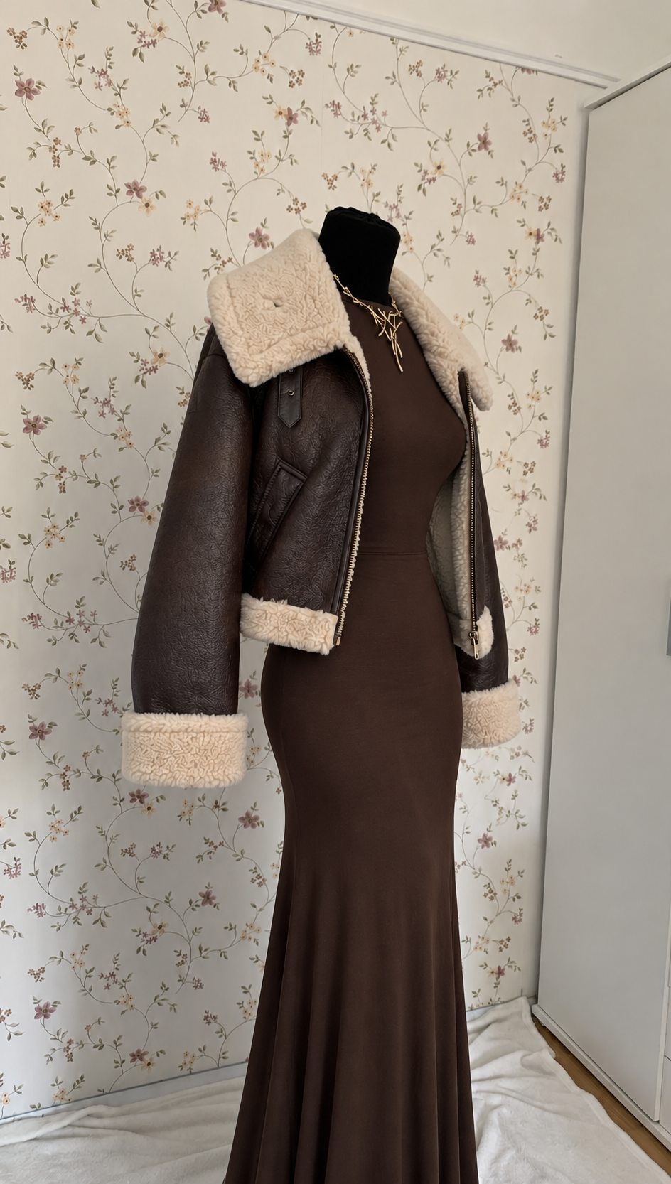 Braunes langärmliges Maxikleid mit kurzer Teddy-Lederjacke – 2-teiliges Set