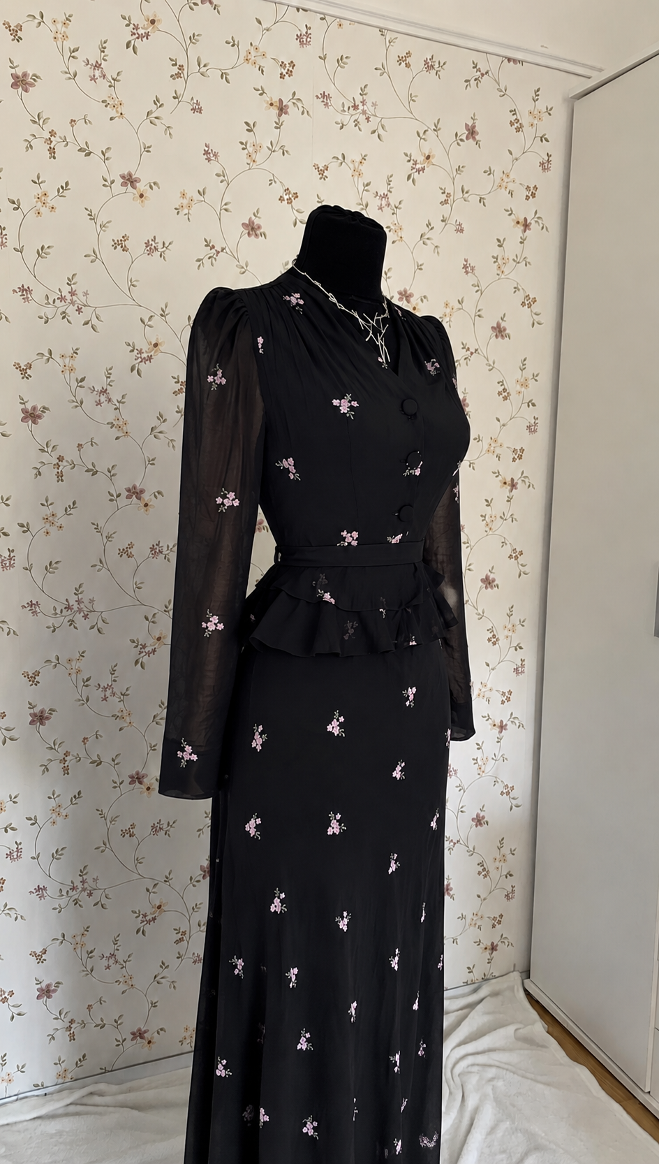Schwarzes zweiteiliges Maxi-Set mit rosa Blumenmuster