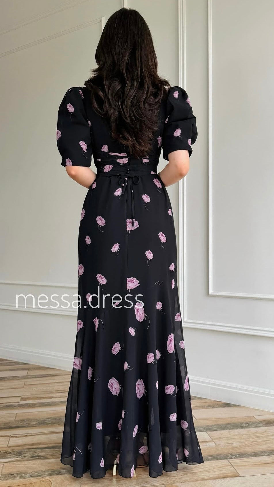 Schwarzes Maxi-Kleid mit rosafarbenem Rosenmuster