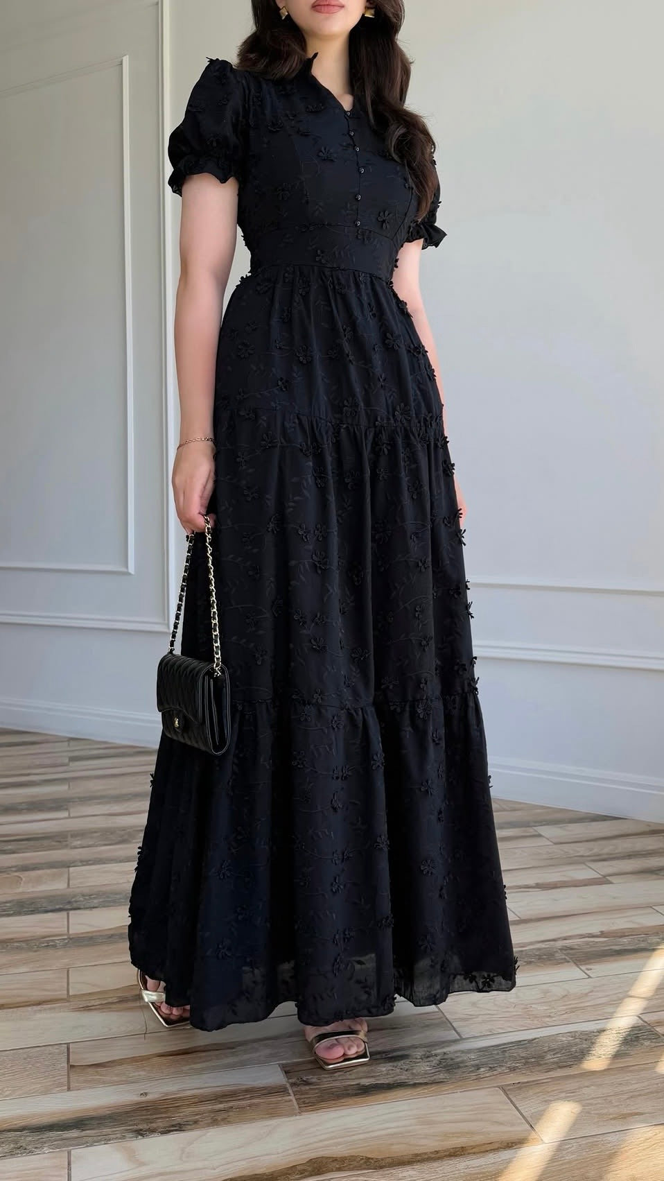 Schwarzes Maxi-Kleid mit Strukturmuster und Stufenrock