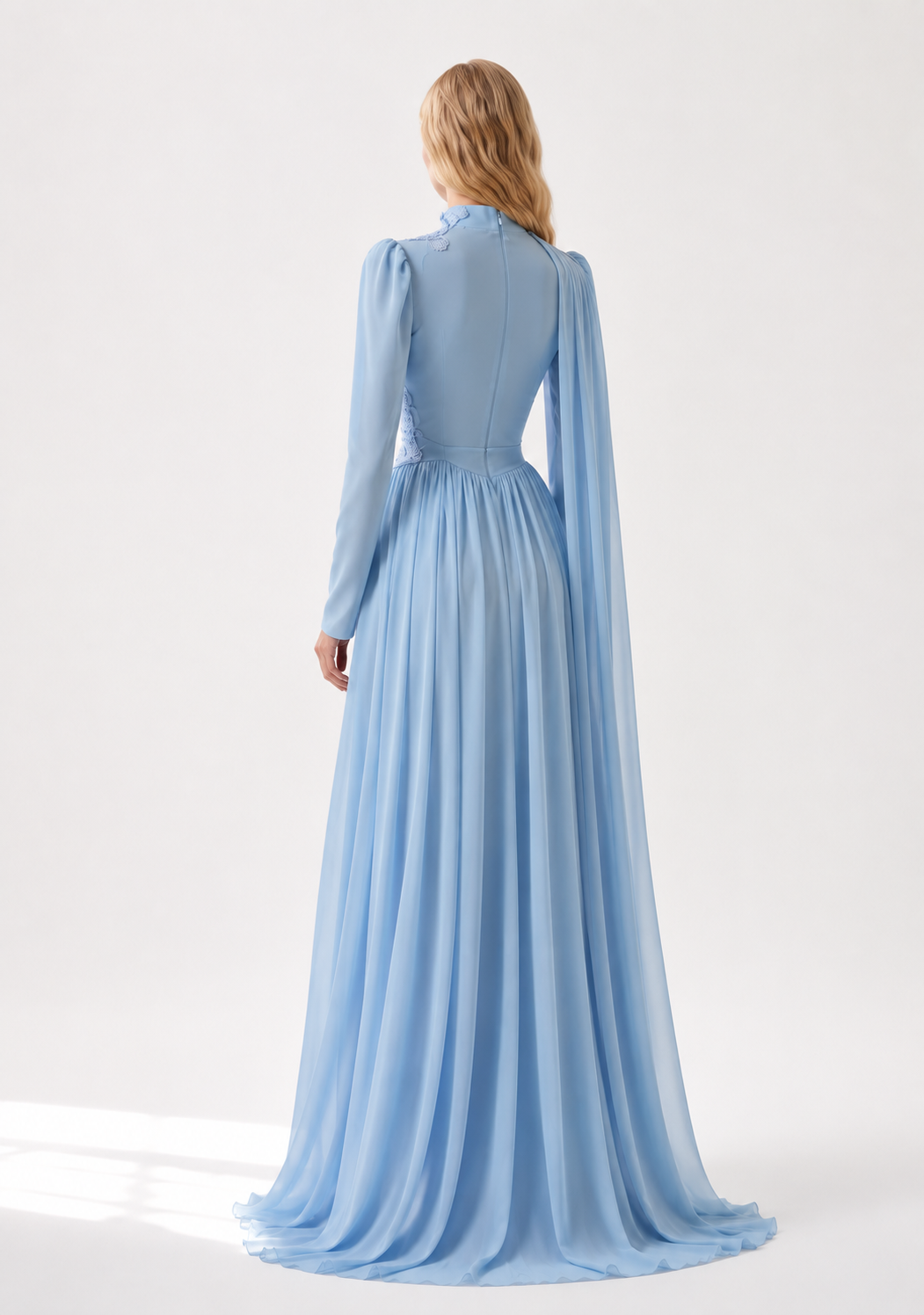 Chiffon-Maxikleid mit floraler Spitze und eleganter Schulterstola