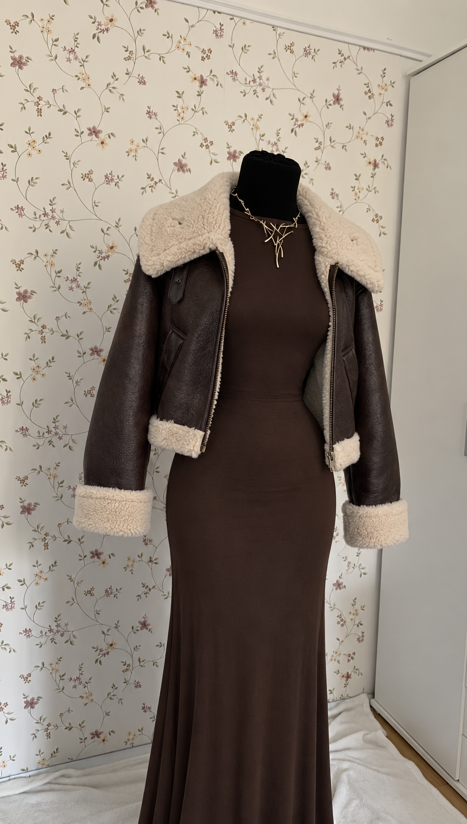 Braunes langärmliges Maxikleid mit kurzer Teddy-Lederjacke – 2-teiliges Set