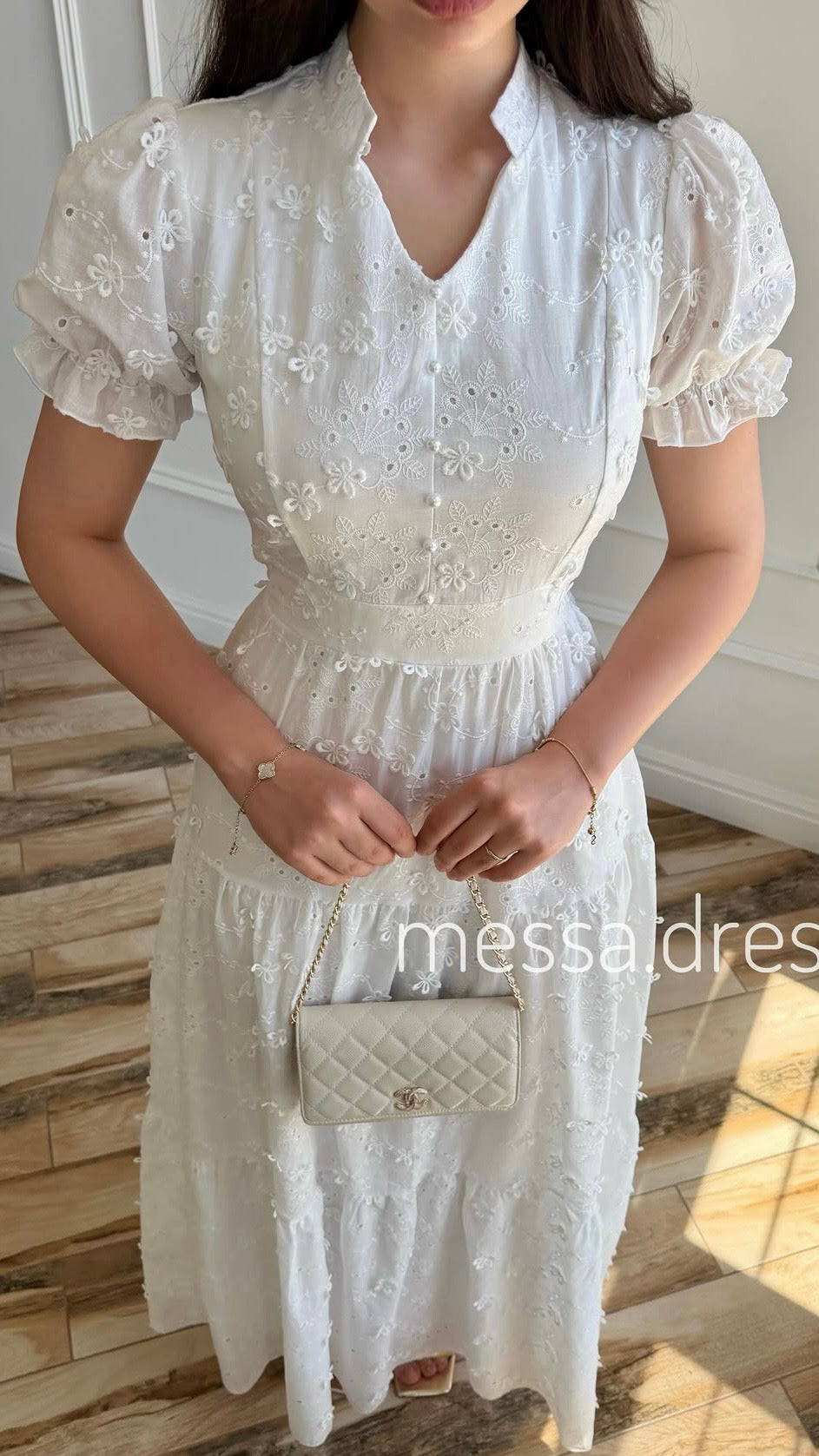 Weißes Maxi-Kleid mit Lochstickerei und Stufenrock