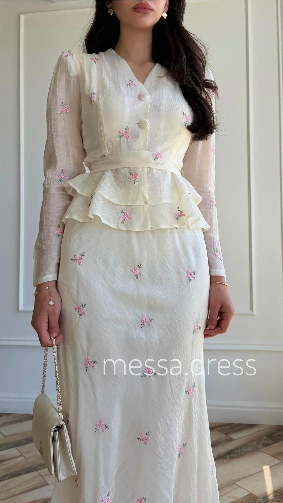 Cremefarbenes zweiteiliges Maxi-Set mit rosa Blumenmuster