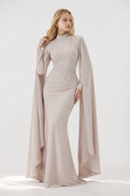 Meerjungfrau-Maxikleid mit Cape-Ärmeln und Perlenstickerei