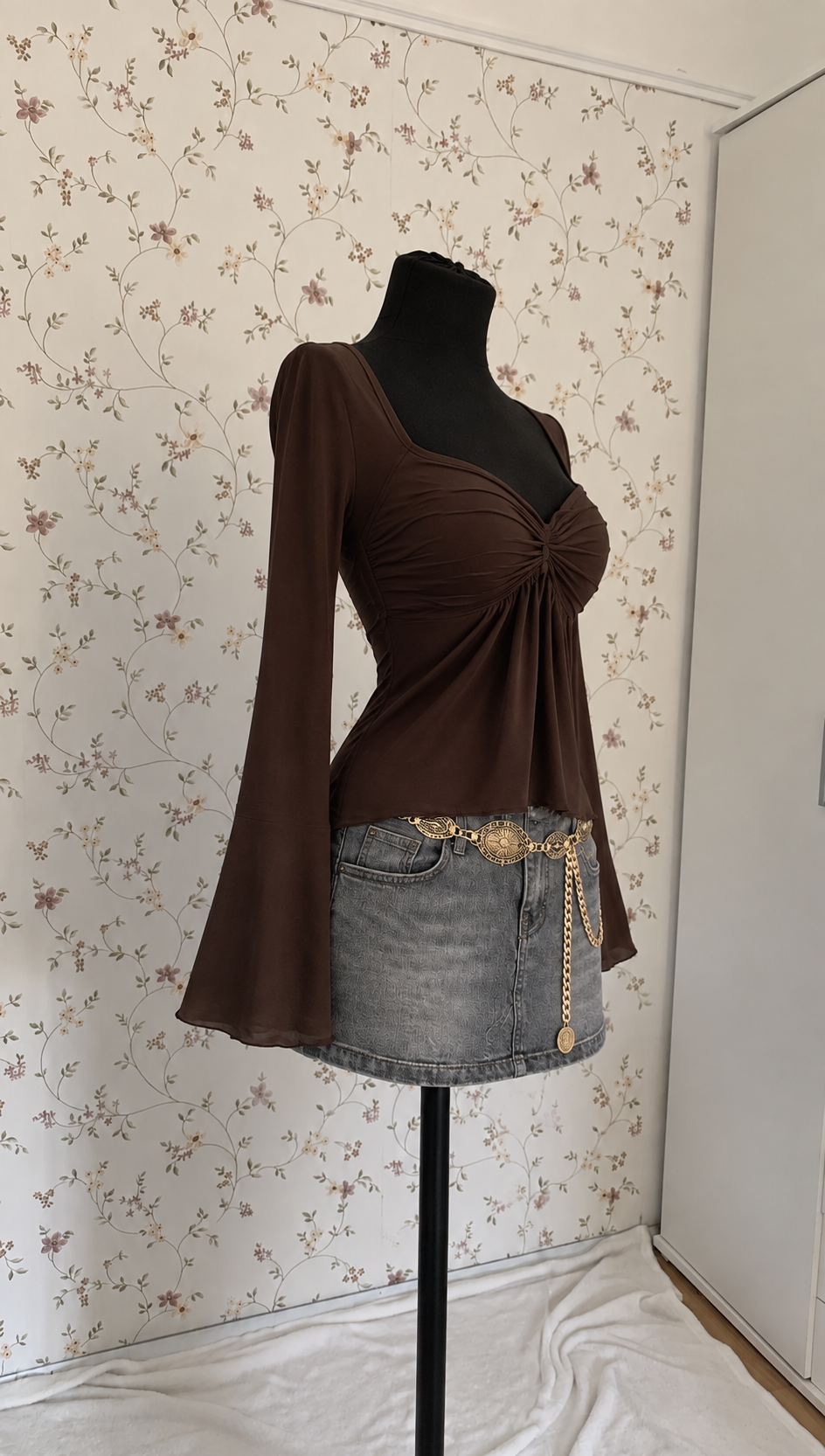 Braunes langärmliges Drapier-Oberteil mit grauem Jeansrock & Kettengürtel – 3-teiliges Set