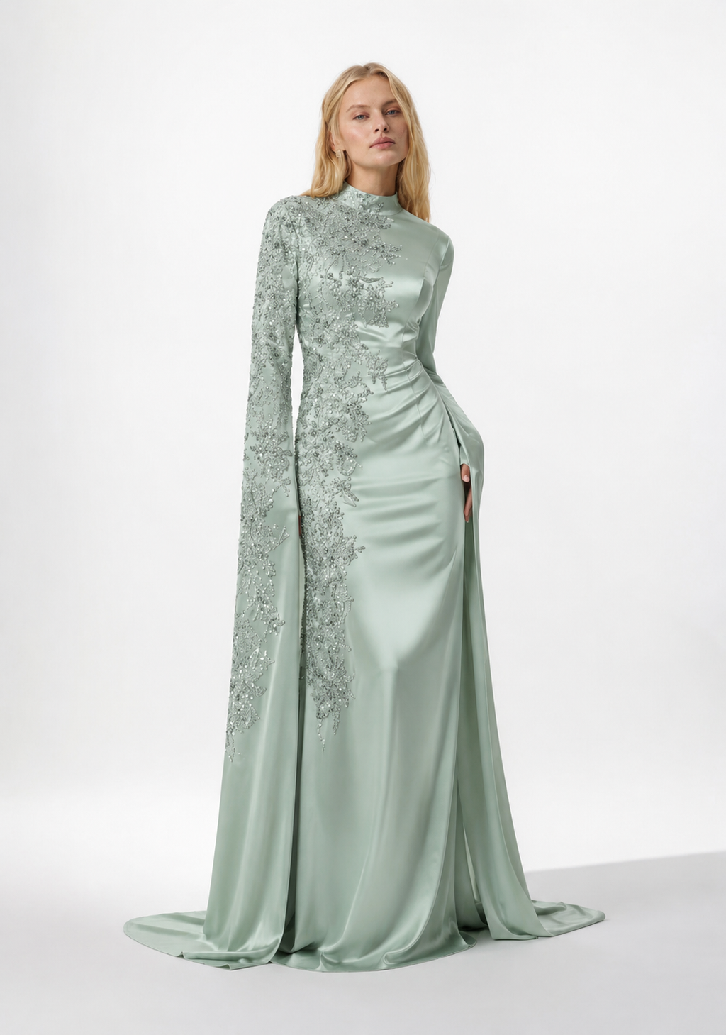 Abendkleid mit Spitzenapplikationen und langen Cape-Ärmeln