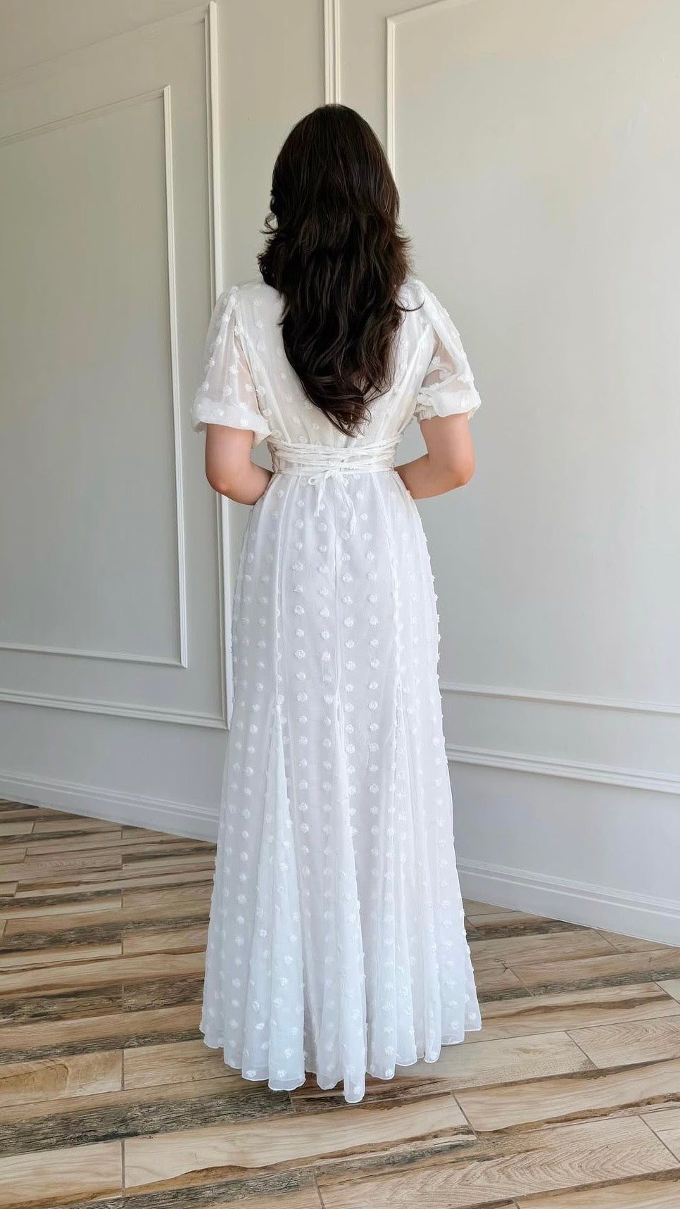 Weißes Maxi-Kleid mit Strukturmuster und ausgestellten Ärmeln