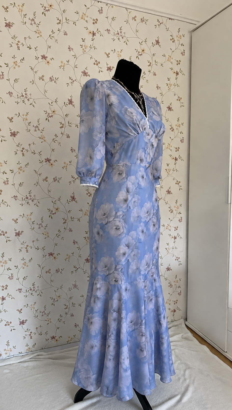 Hellblaues Maxi-Kleid mit großem Blumenmuster