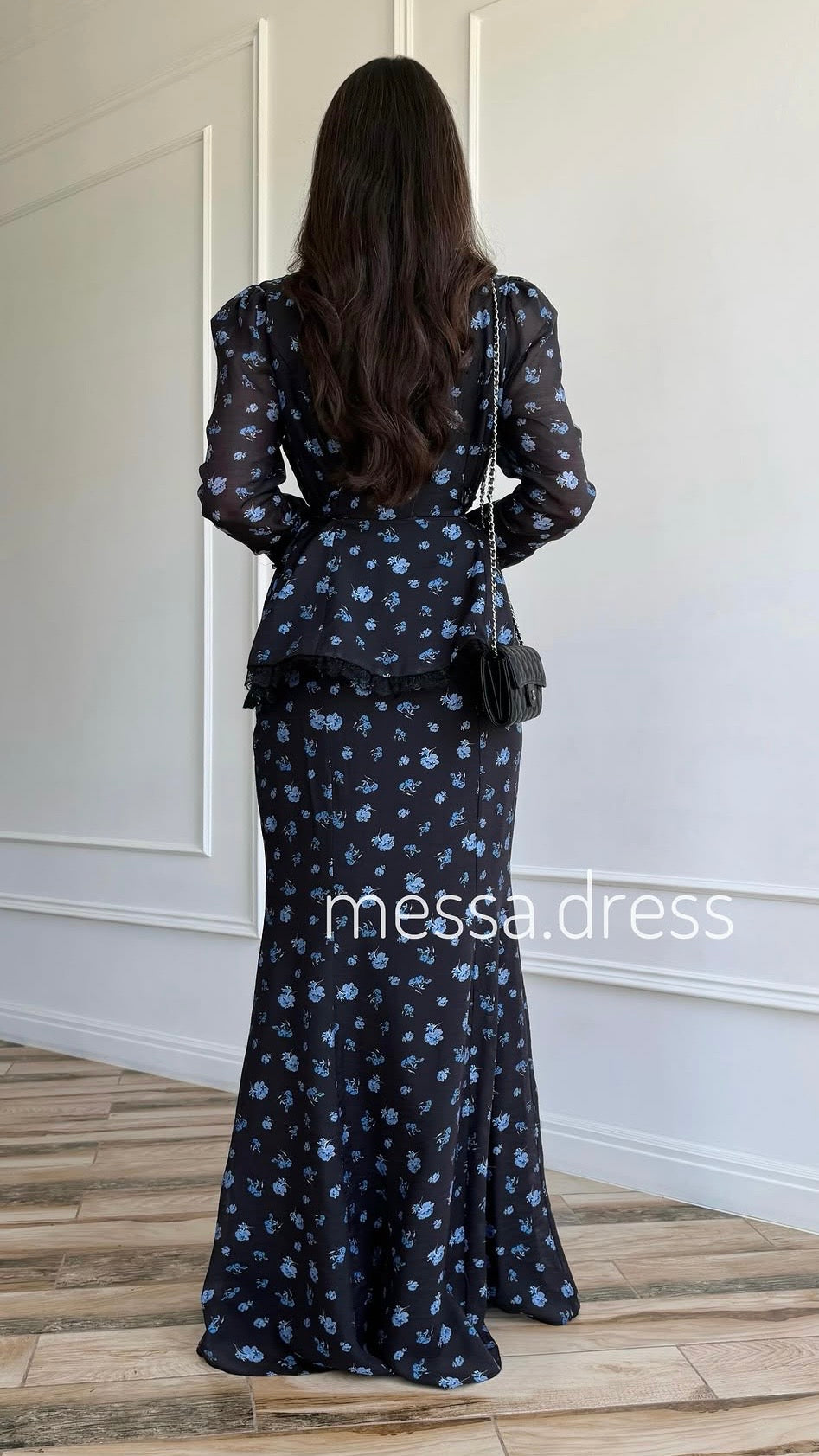 Schwarzes zweiteiliges Maxi-Set mit blauem Blumenmuster