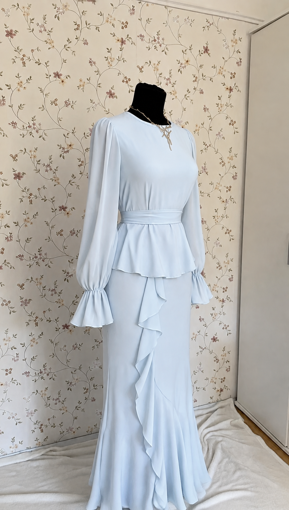 Hellblaues zweiteiliges Maxi-Set mit Volantdetails