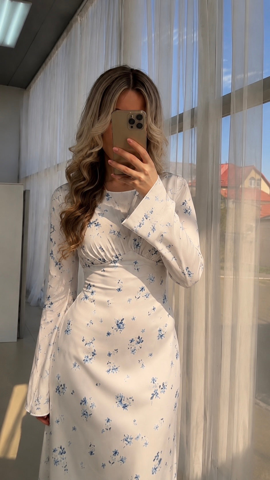 Kleid mit Blumenmuster – Weiß/Blau