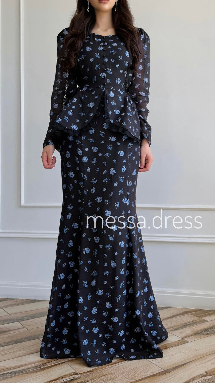 Schwarzes zweiteiliges Maxi-Set mit blauem Blumenmuster