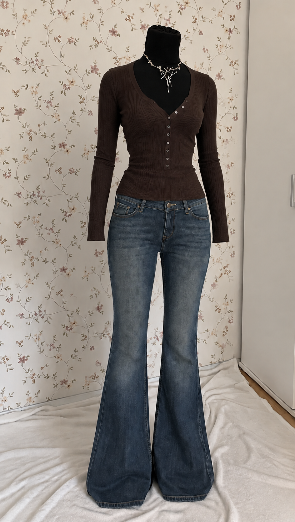 Braunes Langarm-Oberteil mit Schlagjeans & Kurzjacke – 3-teiliges Set