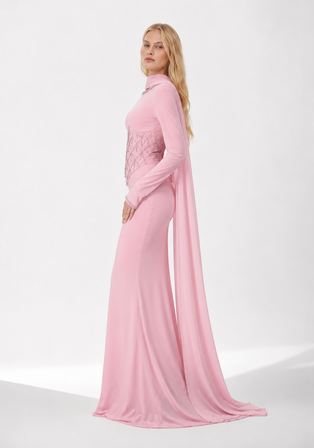 Abendkleid mit Perlenmieder und Schulterstola