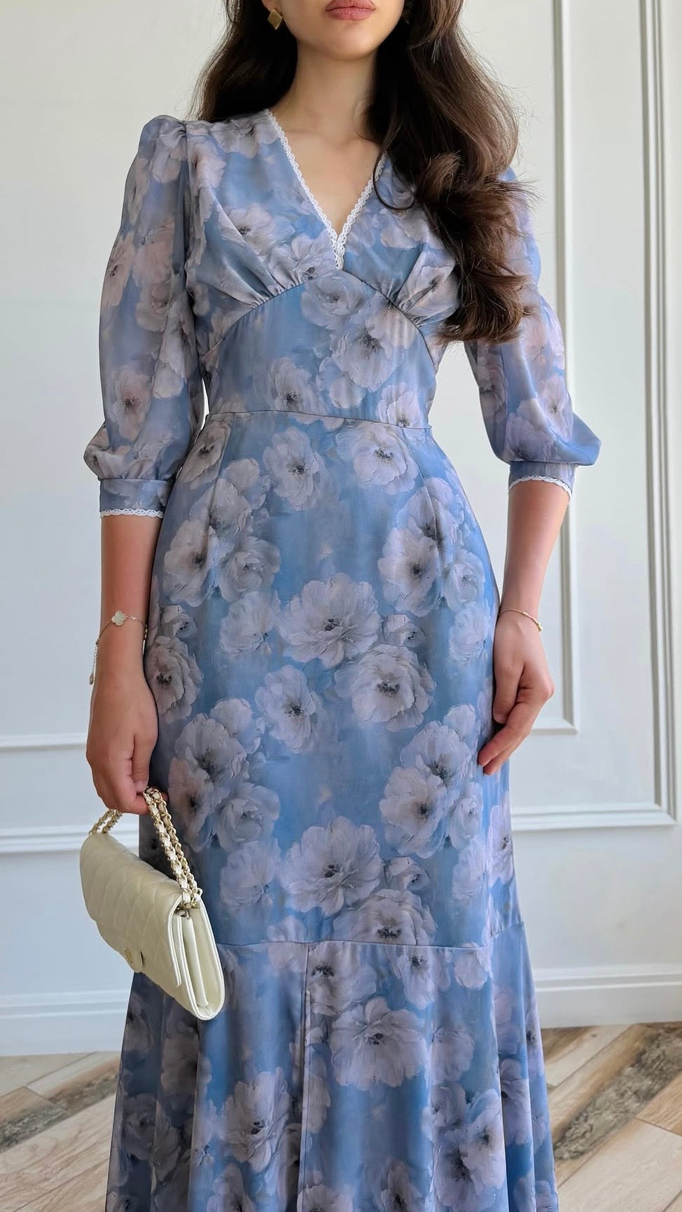 Hellblaues Maxi-Kleid mit großem Blumenmuster