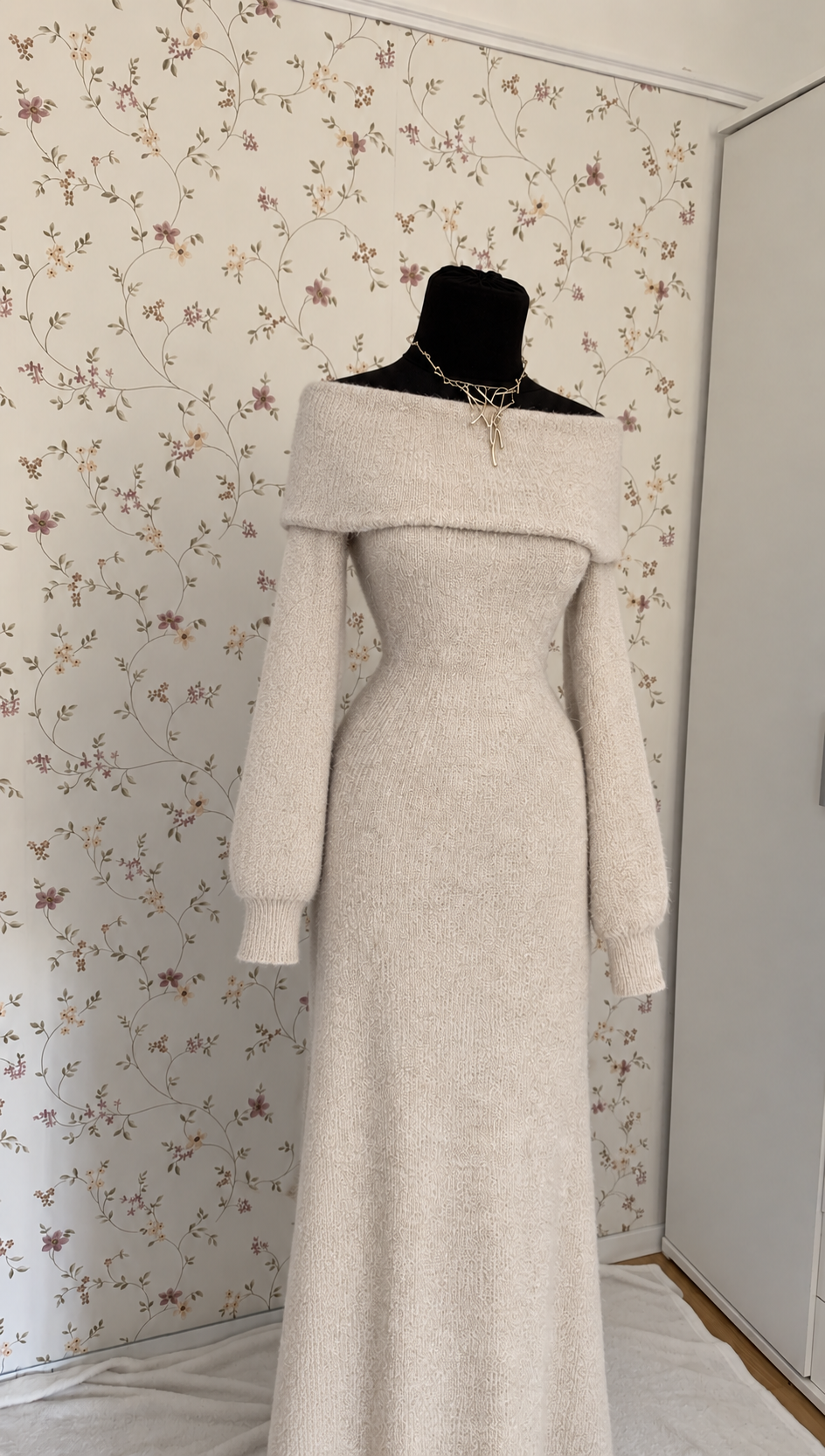 Beiges Strick-Maxikleid mit kariertem Mantel – 2-teiliges Set