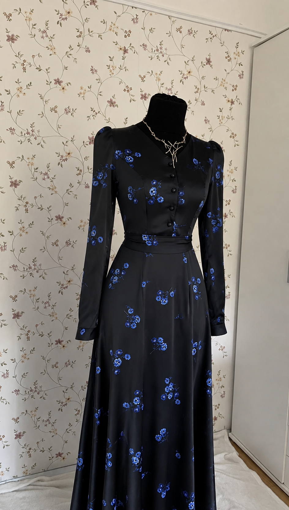 Schwarzes Maxi-Kleid mit blauem Blumenmuster