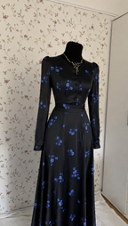 Schwarzes Maxi-Kleid mit blauem Blumenmuster