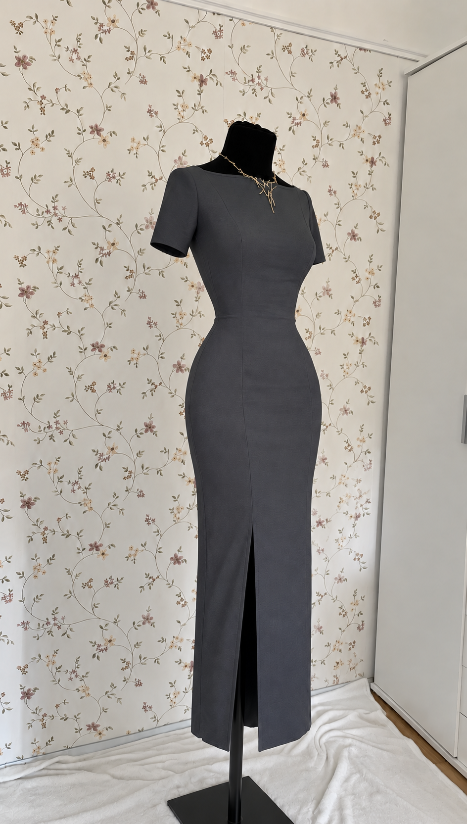 Dunkelgraues Maxikleid mit braunem Langmantel – 2-teiliges Set