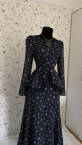 Schwarzes zweiteiliges Maxi-Set mit blauem Blumenmuster