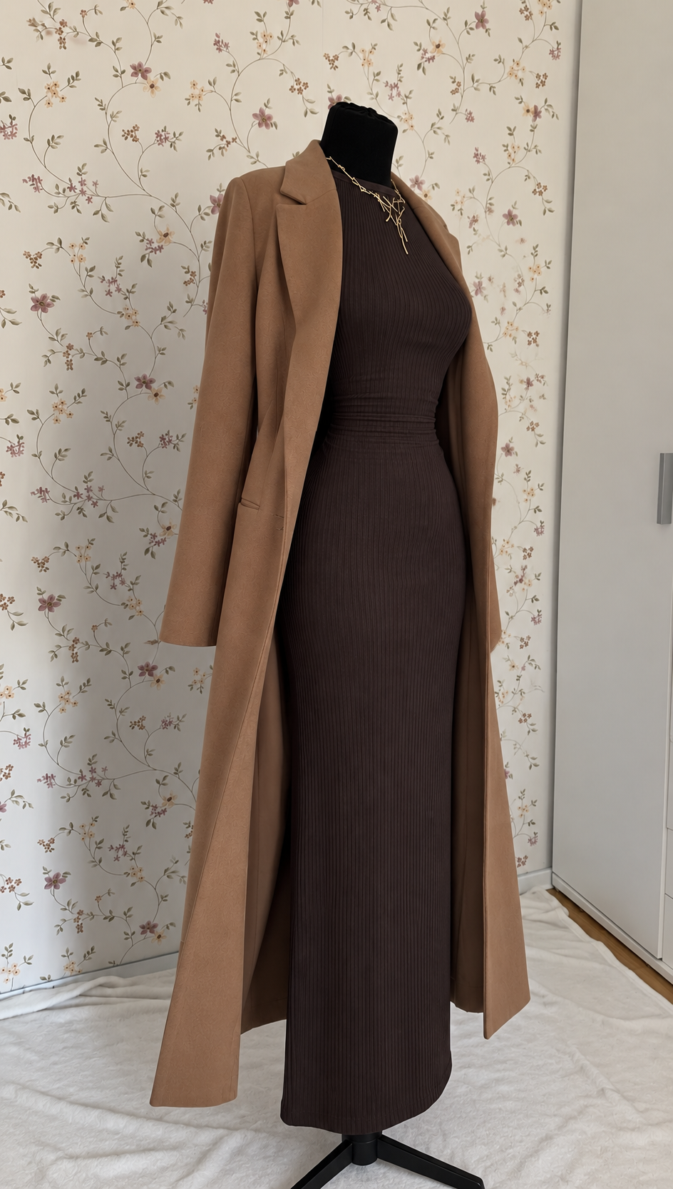Dunkelbraunes langärmliges Maxikleid mit camelbraunem Mantel – 2-teiliges Set