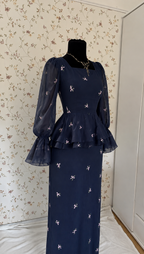 Dunkelblaues Maxi-Kleid mit floralem Muster und Peplum