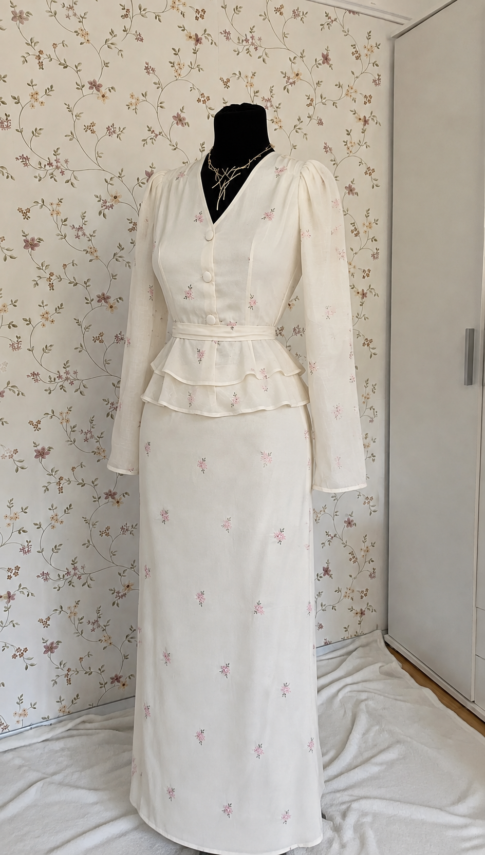 Cremefarbenes zweiteiliges Maxi-Set mit rosa Blumenmuster