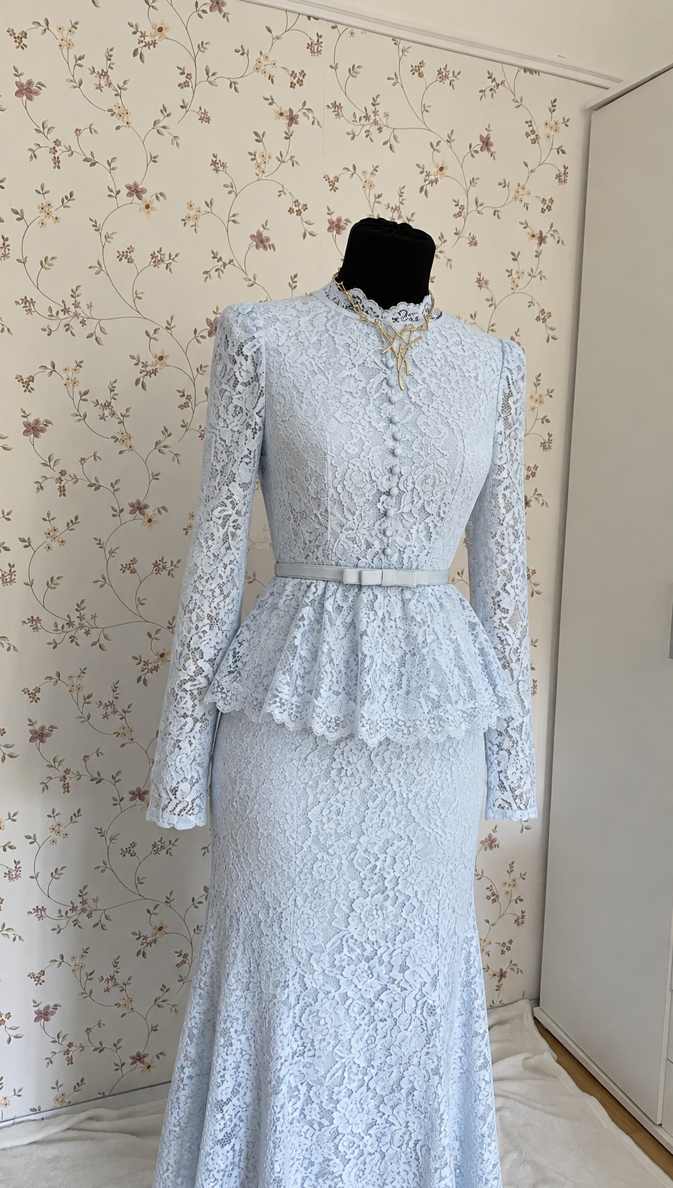 Hellblaues zweiteiliges Maxi-Set aus Spitze