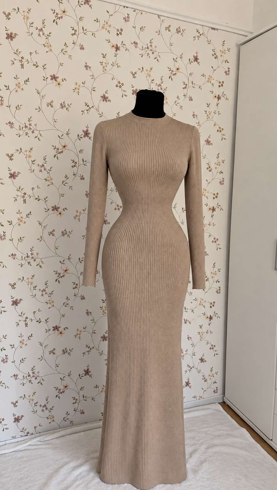 Langarmiges Strickkleid-Set mit braunem Mantel