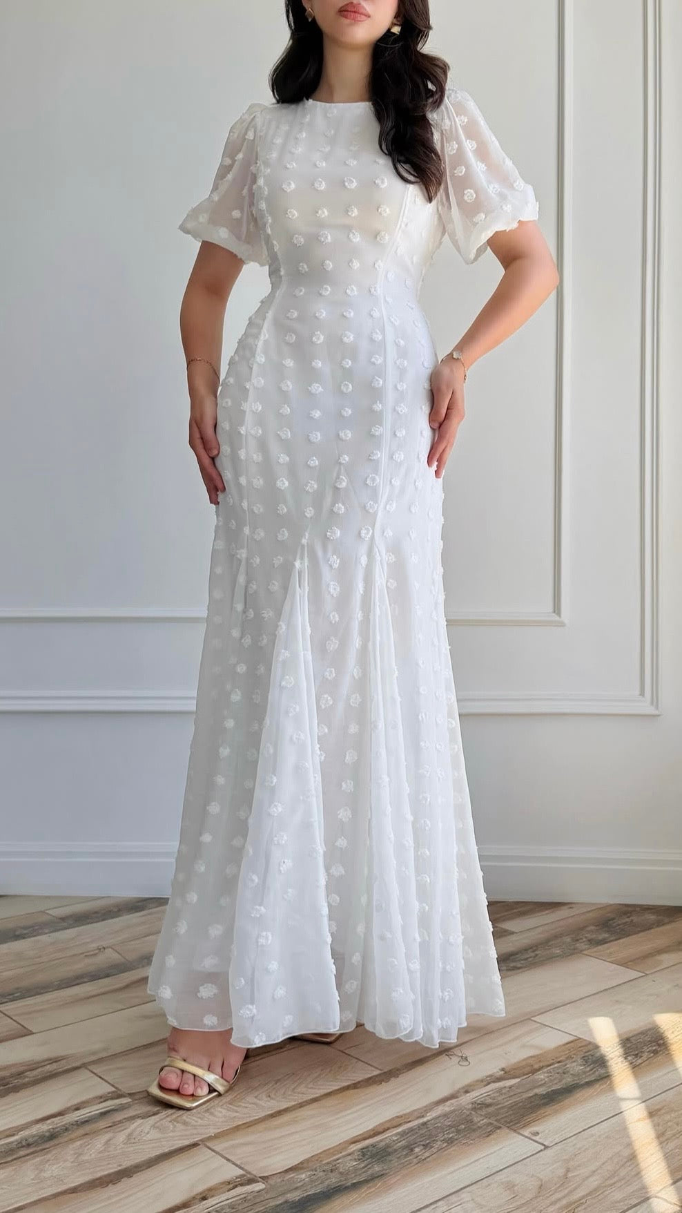 Weißes Maxi-Kleid mit Strukturmuster und ausgestellten Ärmeln