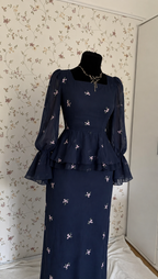 Dunkelblaues Maxi-Kleid mit floralem Muster und Peplum