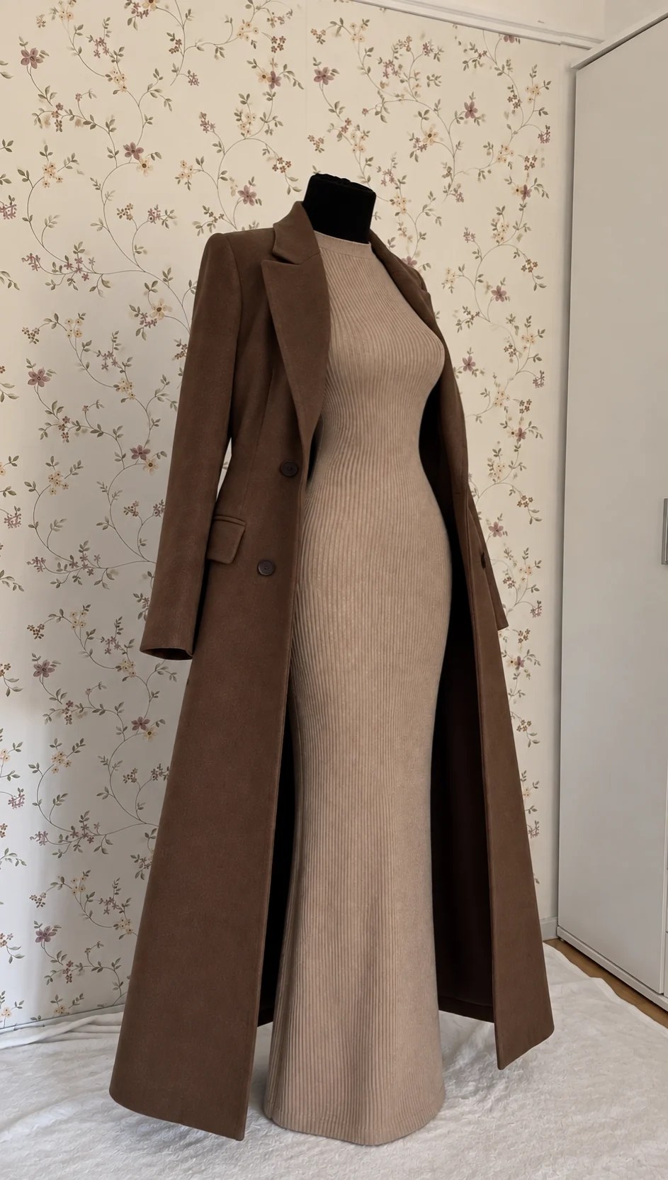 Langarmiges Strickkleid-Set mit braunem Mantel