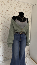 Grijze top met flared jeans, gebreid vest en riem – 4-delige set
